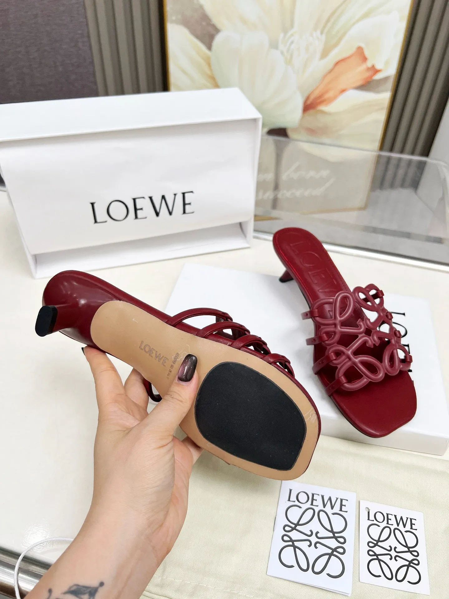 👟👟Ex-factory price 500👟👟 LOEWE 2025 SS summer limited edition hollow slippers, it is a very comprehensive noble fashion brand, highly recommended to all little fairies.   1⃣️Material: Imported cowhide 2⃣️Inner lining: Imported Italian lambskin, super soft and delicate 3⃣️Outsole: Imported Italian original original color genuine leather outsole Heel height 4.5 4⃣️Code number: 35 to 39 (40.41.42.43. Customized)
